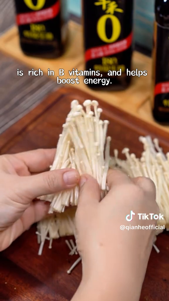 Soaking vermicelli until softened
