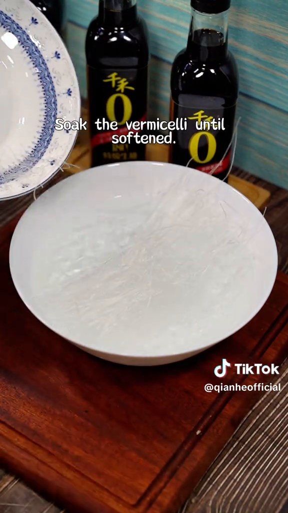 Mixing soy sauce seasoning for vermicelli